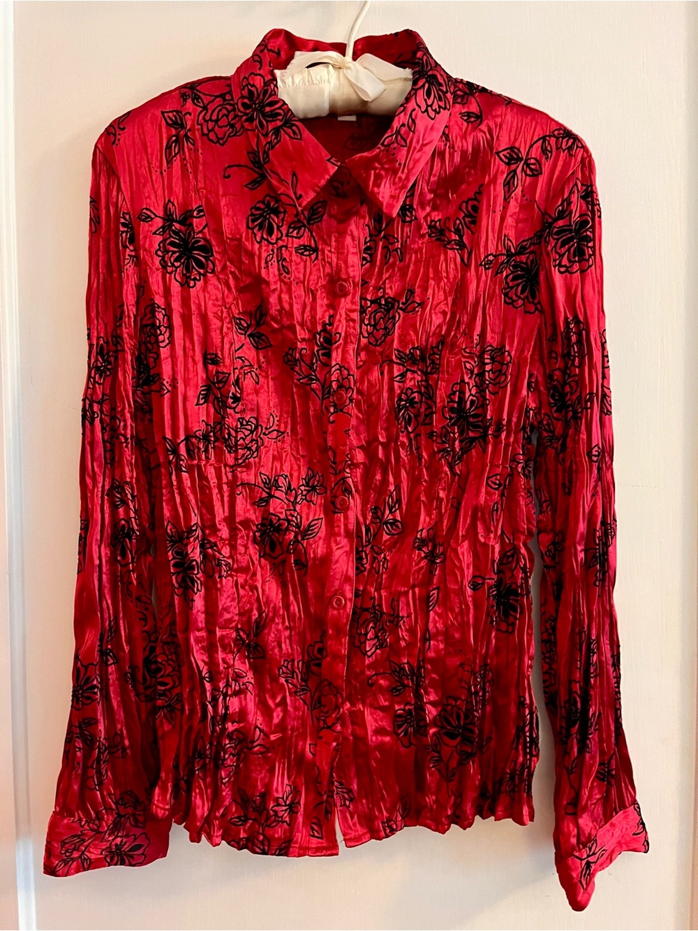 JM Collection Crinkle Shirt in Red & Black Floral Satin-like Blouse Shiny Sheen